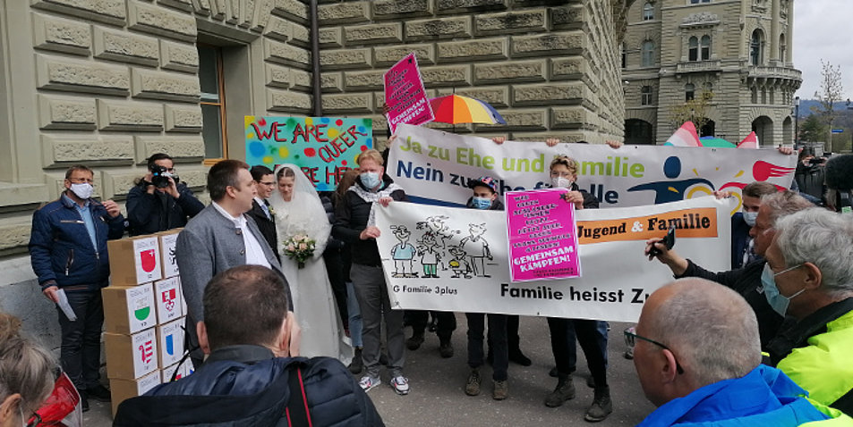 Referendumskomitee gestört von LGBT-Aktivisten. Bild: Thomas Feuz