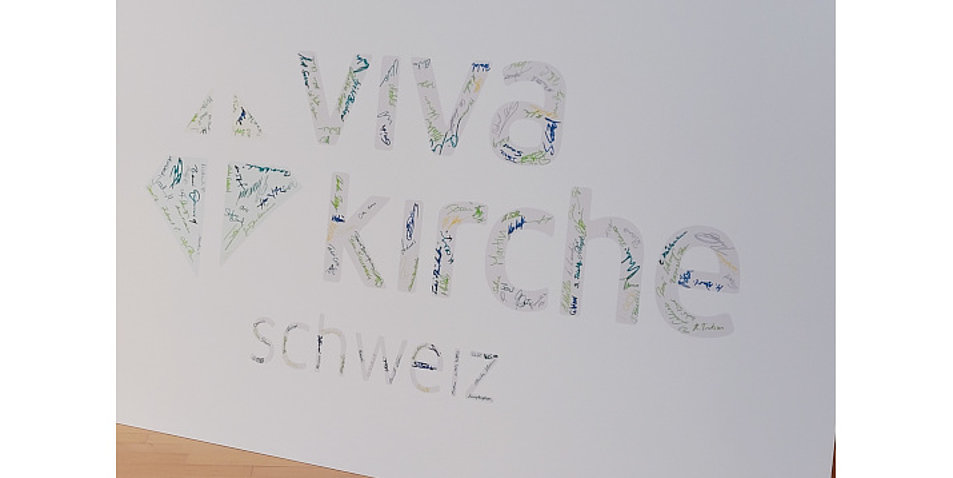 Unterschriften der Delegierten füllen das Logo der Viva Kirche Schweiz aus. Bild: zvg
