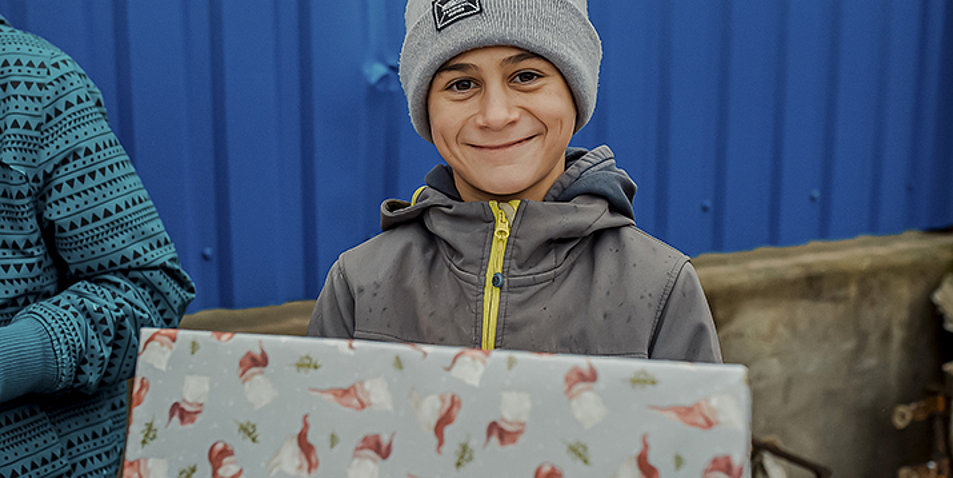 Dieser moldawische Junge strahlt: Er bekam ein Päckli aus der Schweiz. Foto: AWP
