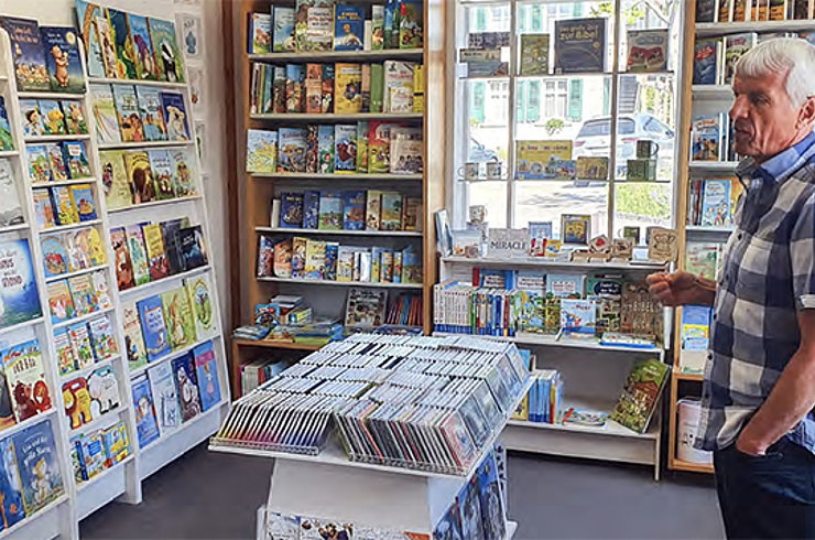 Der Christliche Bücherladen in Steffisburg, geleitet von Bernhard Schmid, bietet ein breitgefächertes Sortiment an. Foto: Reinhold Scharnowski